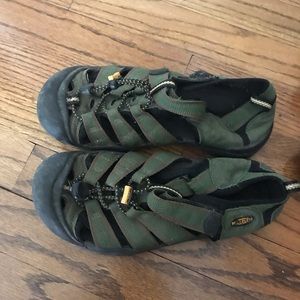 Keen size 5 green